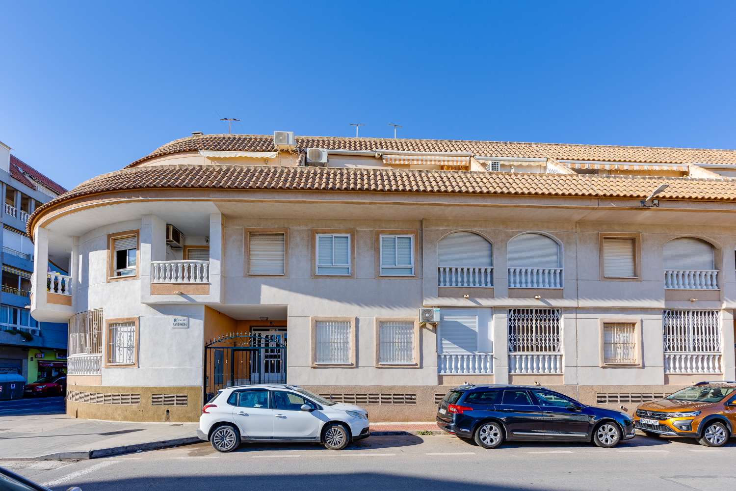 ÁTICO A 250 M DEL MAR CON TERRAZA, GARAJE Y PISCINA EN ACEQUIÓN