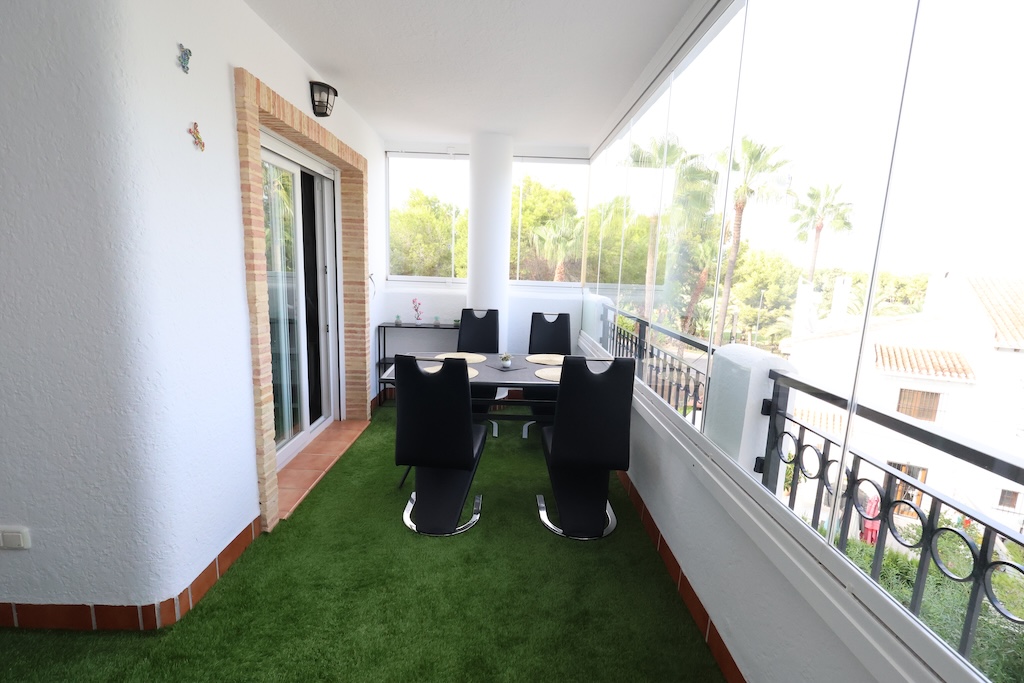 APARTAMENTO CON VISTAS PANORÁMICAS Y GRAN TERRAZA ACRISTALADA EN VILLAMARTÍN GOLF