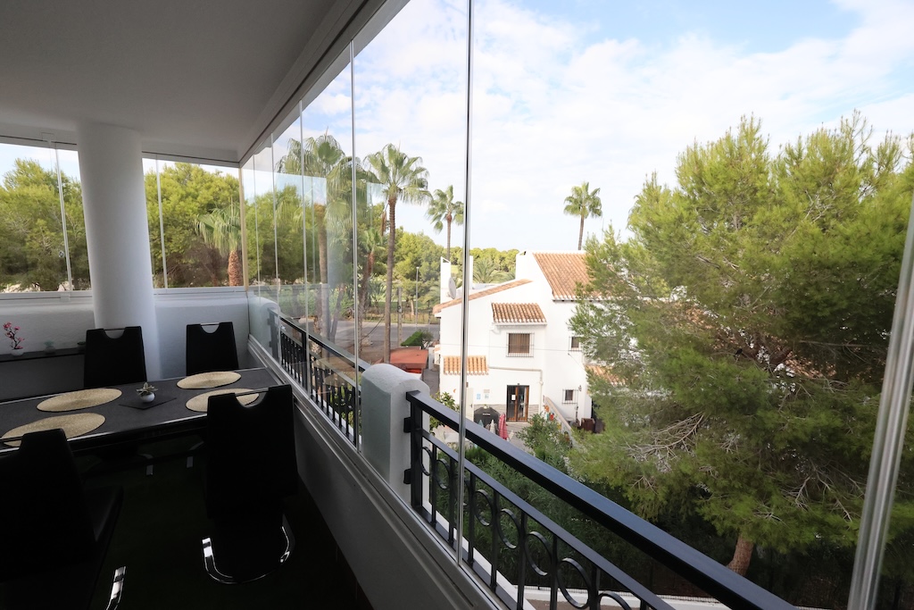 APARTAMENTO CON VISTAS PANORÁMICAS Y GRAN TERRAZA ACRISTALADA EN VILLAMARTÍN GOLF