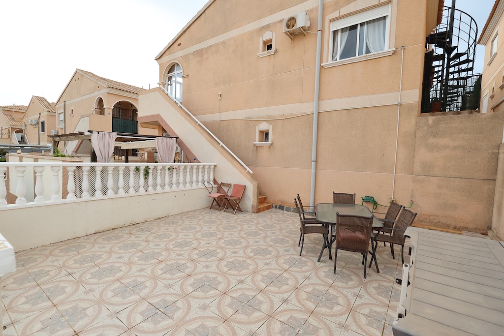 BUNGALOW EN PLANTA ALTA CON SOLÁRIUM PRIVADO Y VISTAS AL MAR EN LA ZENIA