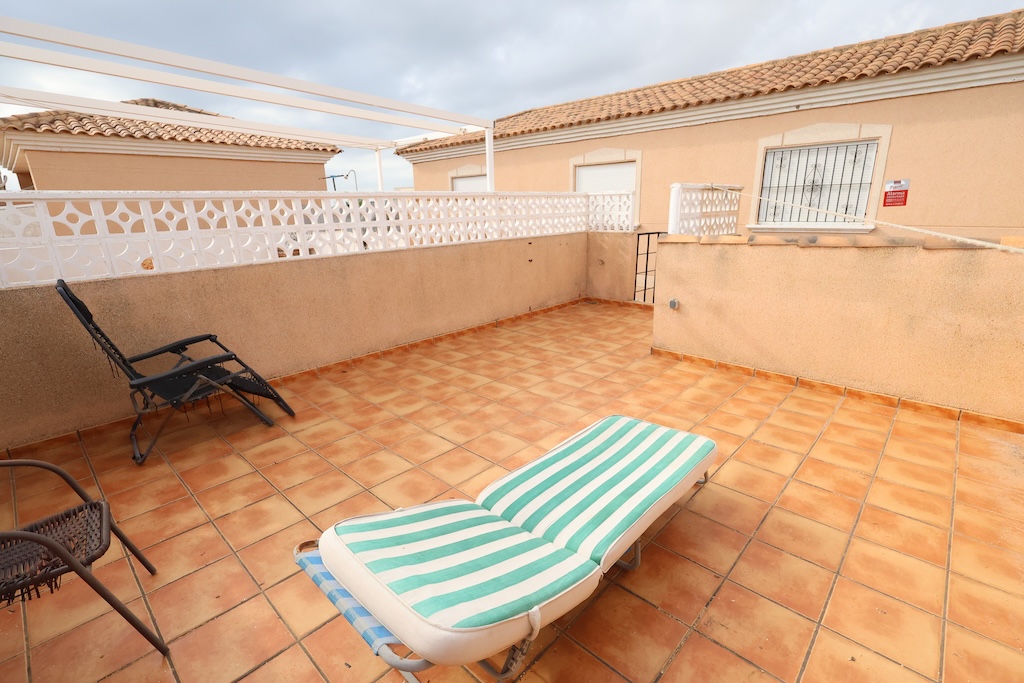 BUNGALOW EN PLANTA ALTA CON SOLÁRIUM PRIVADO Y VISTAS AL MAR EN LA ZENIA