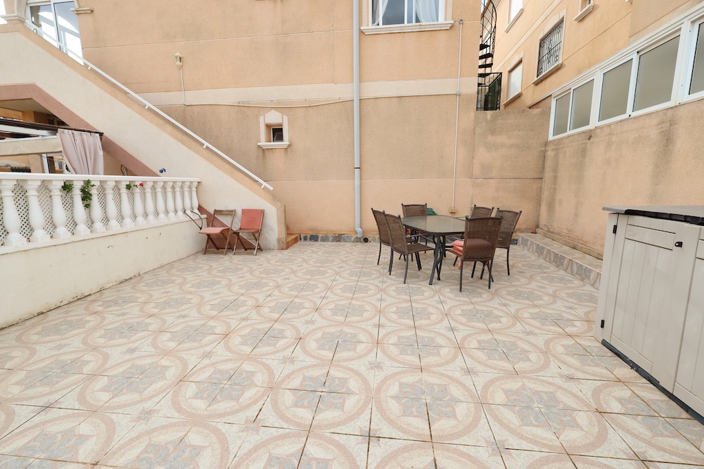 BUNGALOW EN PLANTA ALTA CON SOLÁRIUM PRIVADO Y VISTAS AL MAR EN LA ZENIA