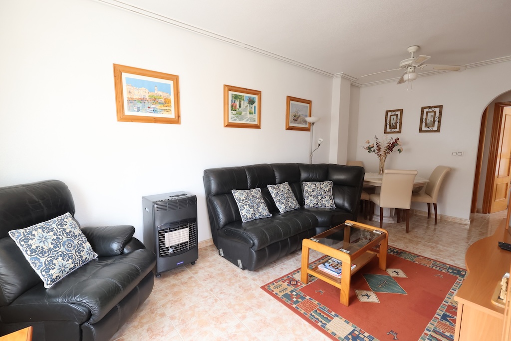 BUNGALOW EN PLANTA ALTA CON SOLÁRIUM PRIVADO Y VISTAS AL MAR EN LA ZENIA