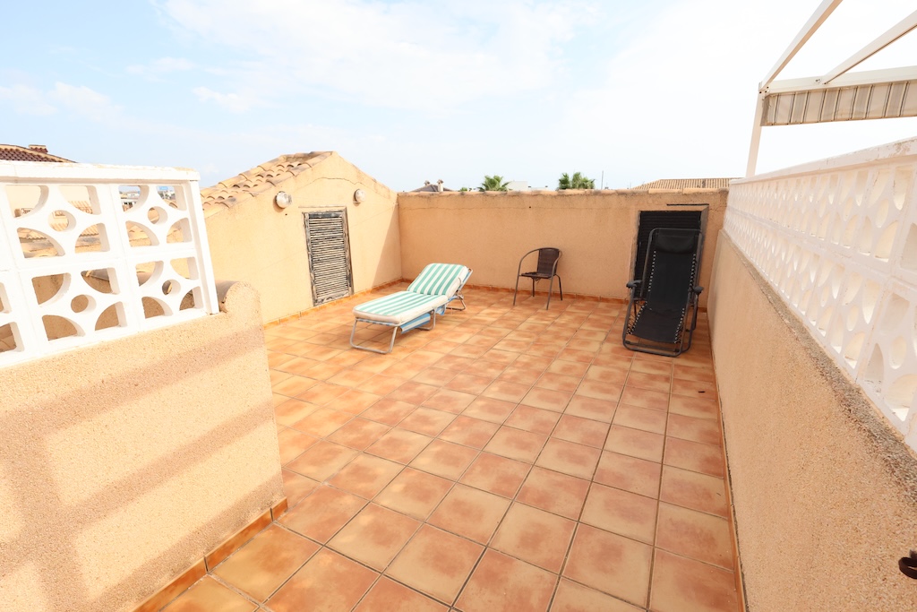 BUNGALOW EN PLANTA ALTA CON SOLÁRIUM PRIVADO Y VISTAS AL MAR EN LA ZENIA