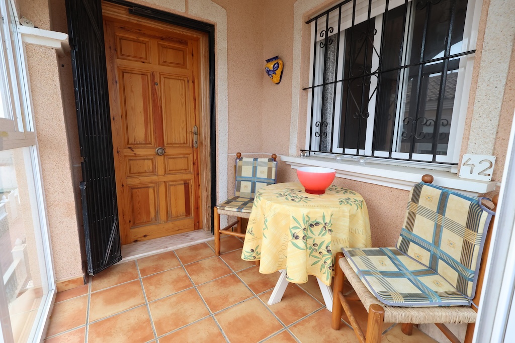 BUNGALOW EN PLANTA ALTA CON SOLÁRIUM PRIVADO Y VISTAS AL MAR EN LA ZENIA