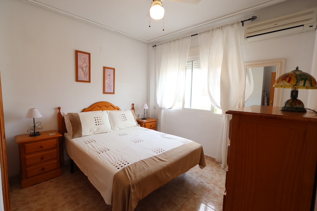 BUNGALOW EN PLANTA ALTA CON SOLÁRIUM PRIVADO Y VISTAS AL MAR EN LA ZENIA