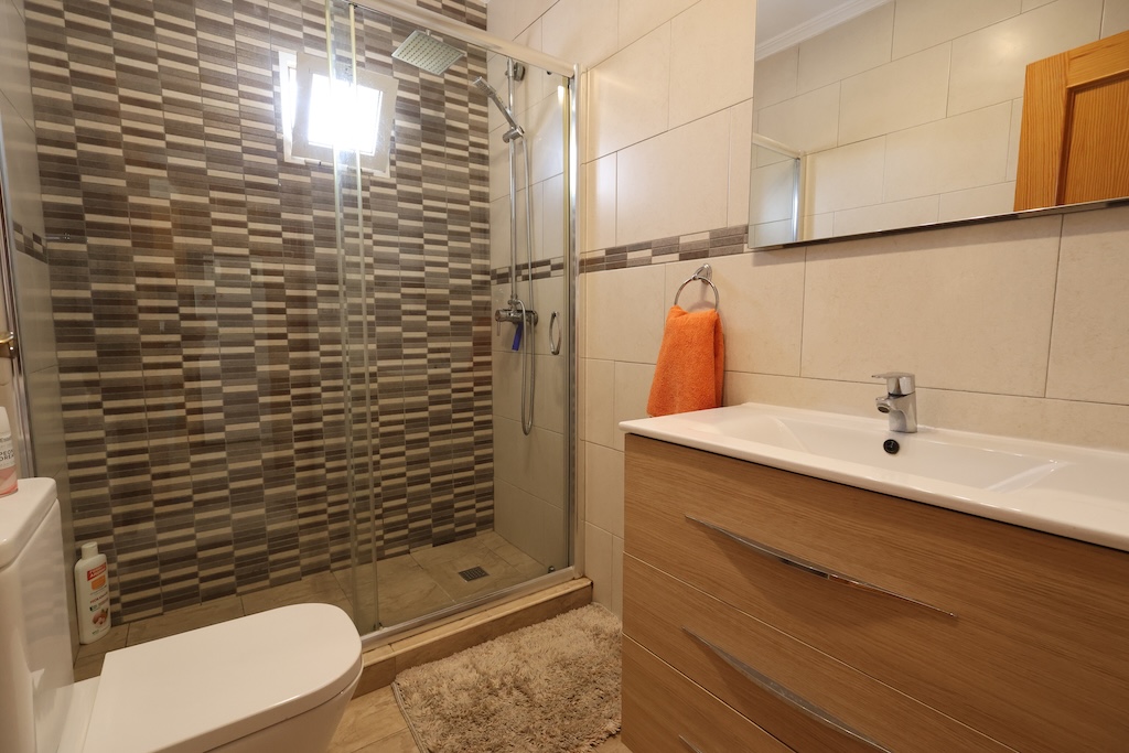 BUNGALOW EN PLANTA ALTA CON SOLÁRIUM PRIVADO Y VISTAS AL MAR EN LA ZENIA