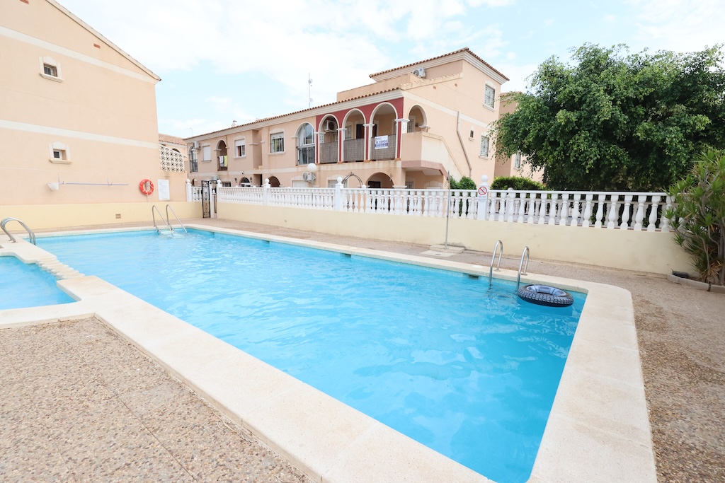 BUNGALOW EN PLANTA ALTA CON SOLÁRIUM PRIVADO Y VISTAS AL MAR EN LA ZENIA