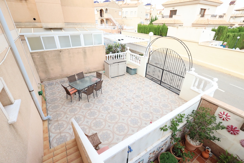 BUNGALOW EN PLANTA ALTA CON SOLÁRIUM PRIVADO Y VISTAS AL MAR EN LA ZENIA