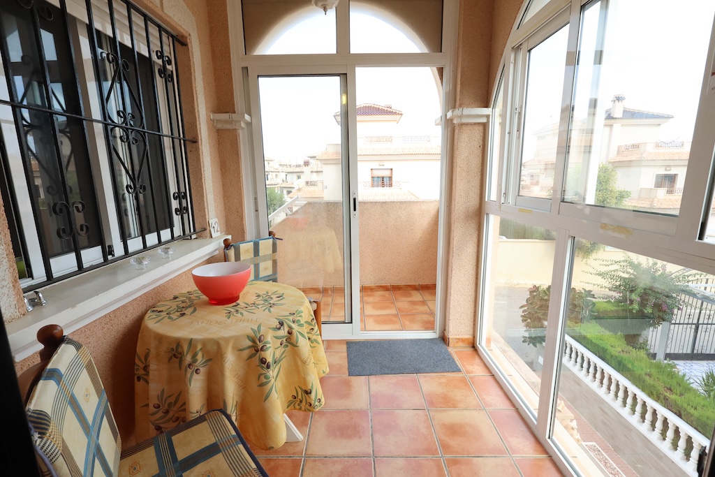 BUNGALOW EN PLANTA ALTA CON SOLÁRIUM PRIVADO Y VISTAS AL MAR EN LA ZENIA