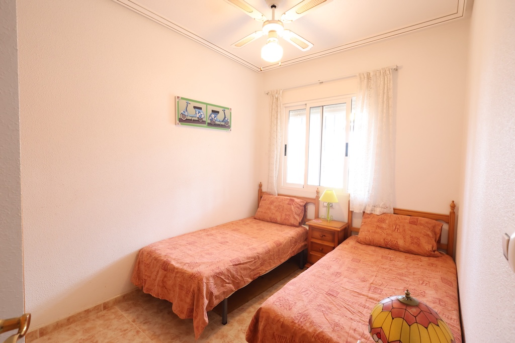 BUNGALOW EN PLANTA ALTA CON SOLÁRIUM PRIVADO Y VISTAS AL MAR EN LA ZENIA