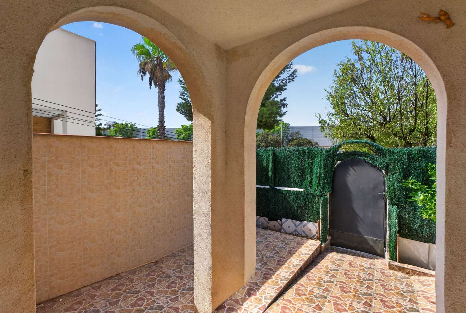 ADOSADO DE 3 DORMITORIOS CON SOLÁRIUM PRIVADO Y 2 PISCINAS COMUNITARIAS EN TORREVIEJA