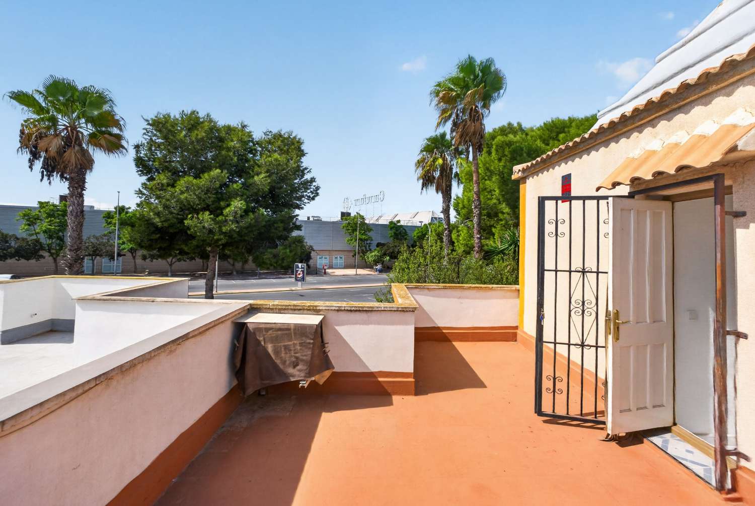 ADOSADO DE 3 DORMITORIOS CON SOLÁRIUM PRIVADO Y 2 PISCINAS COMUNITARIAS EN TORREVIEJA