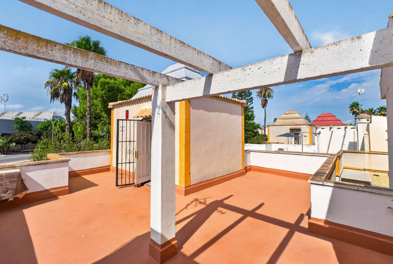 ADOSADO DE 3 DORMITORIOS CON SOLÁRIUM PRIVADO Y 2 PISCINAS COMUNITARIAS EN TORREVIEJA