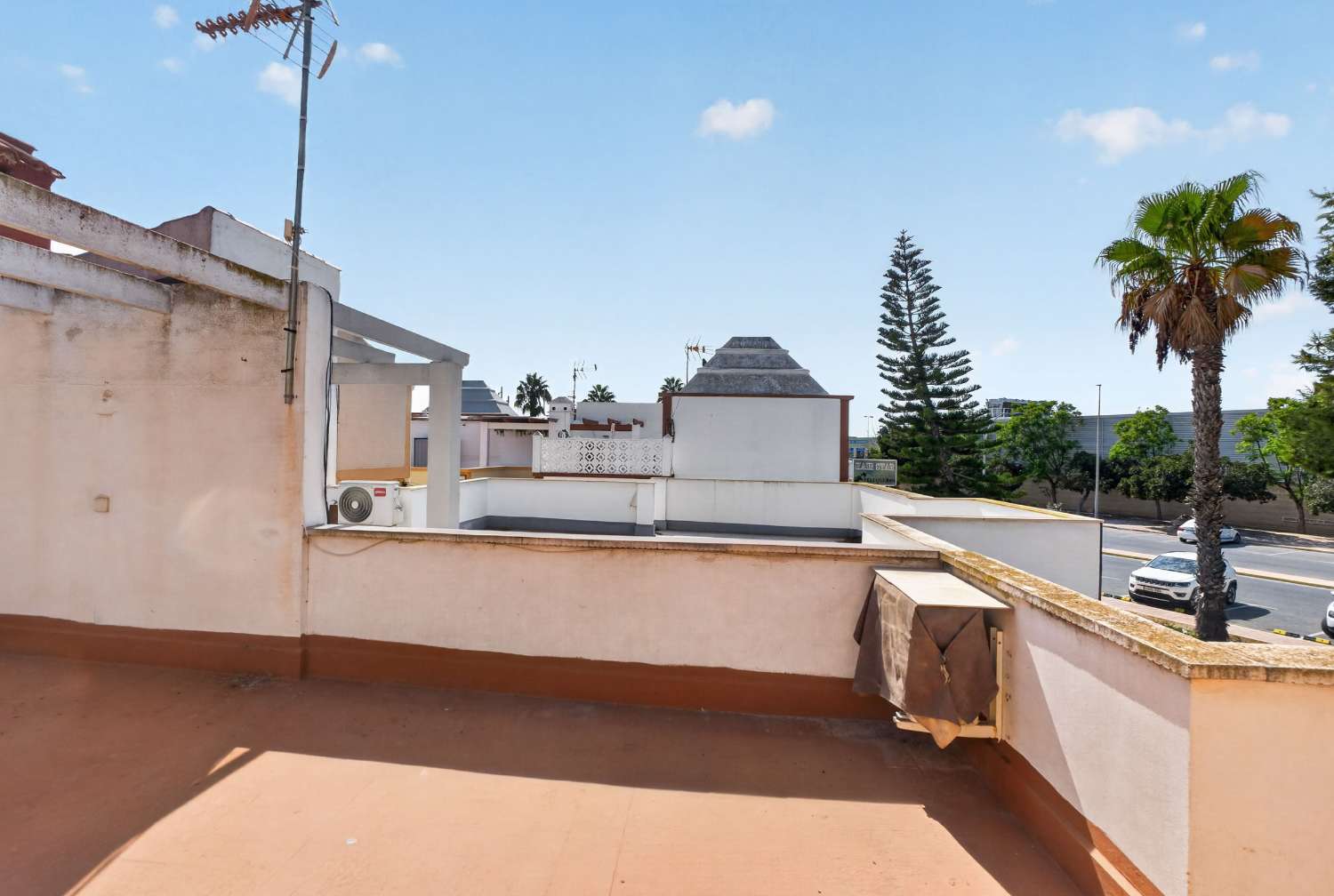 ADOSADO DE 3 DORMITORIOS CON SOLÁRIUM PRIVADO Y 2 PISCINAS COMUNITARIAS EN TORREVIEJA