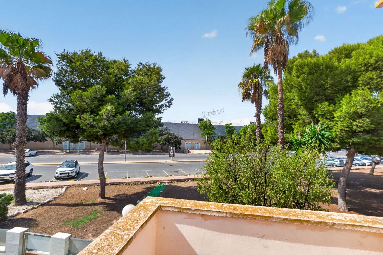 ADOSADO DE 3 DORMITORIOS CON SOLÁRIUM PRIVADO Y 2 PISCINAS COMUNITARIAS EN TORREVIEJA