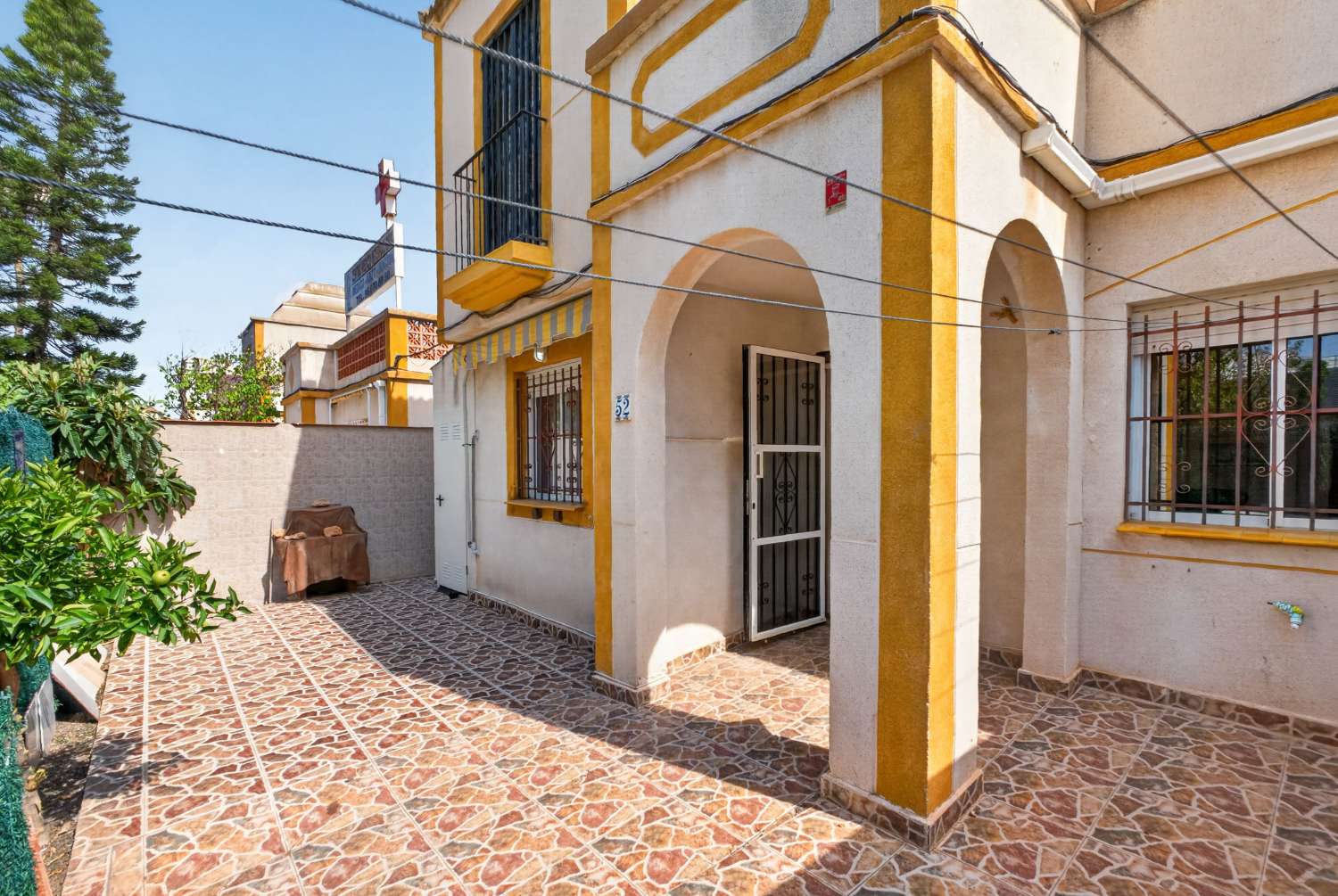 ADOSADO DE 3 DORMITORIOS CON SOLÁRIUM PRIVADO Y 2 PISCINAS COMUNITARIAS EN TORREVIEJA