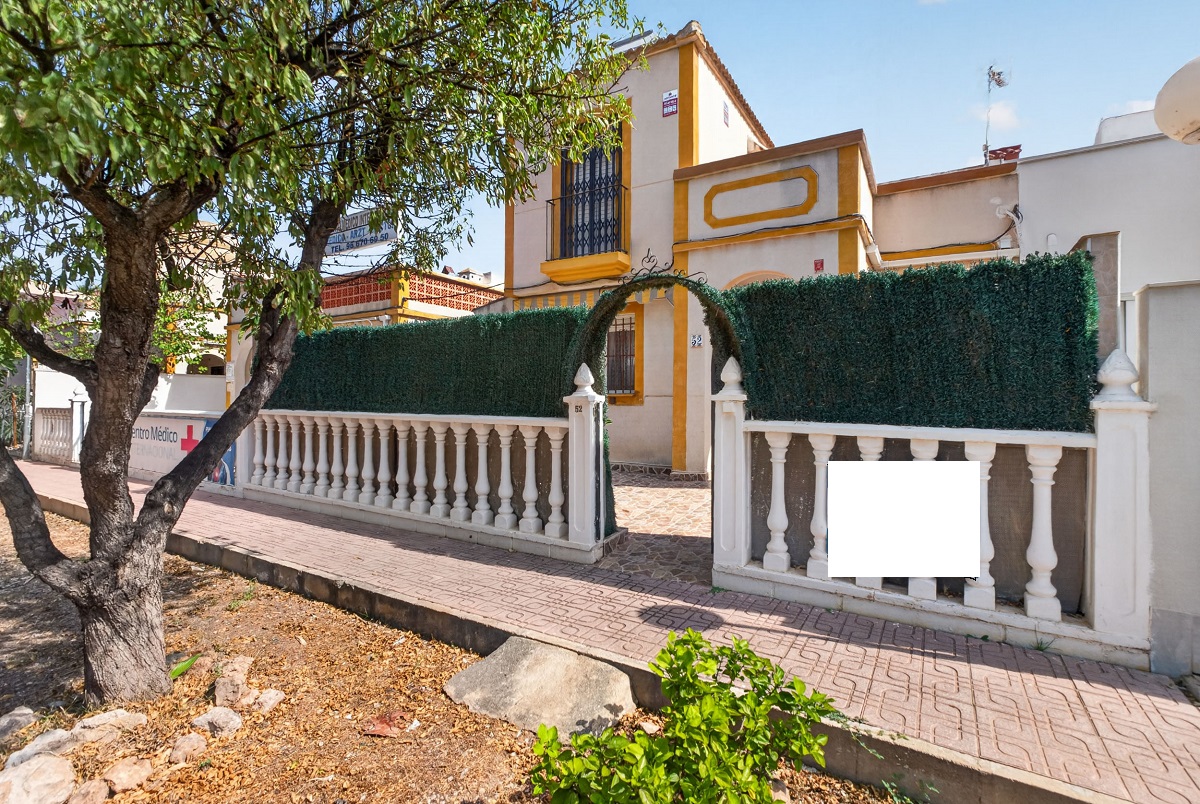 ADOSADO DE 3 DORMITORIOS CON SOLÁRIUM PRIVADO Y 2 PISCINAS COMUNITARIAS EN TORREVIEJA