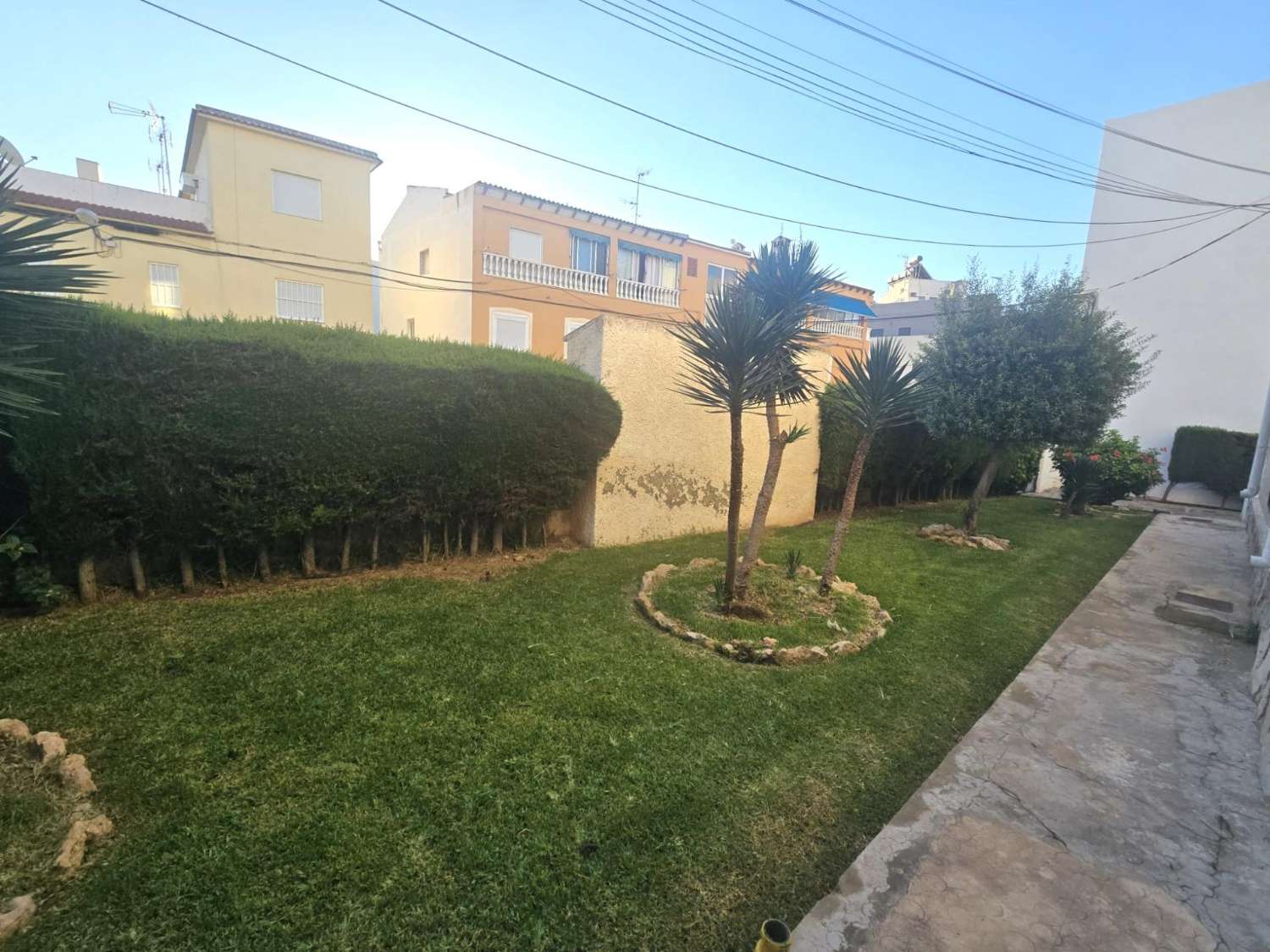 ADOSADO EN ESQUINA CON AMPLIAS TERRAZAS Y PISCINA A 10 MINUTOS DE LAS PLAYAS DEL CURA Y LOS LOCOS