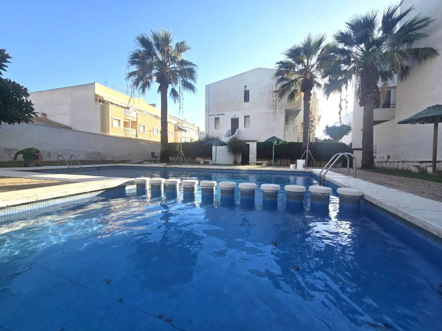 ADOSADO EN ESQUINA CON AMPLIAS TERRAZAS Y PISCINA A 10 MINUTOS DE LAS PLAYAS DEL CURA Y LOS LOCOS