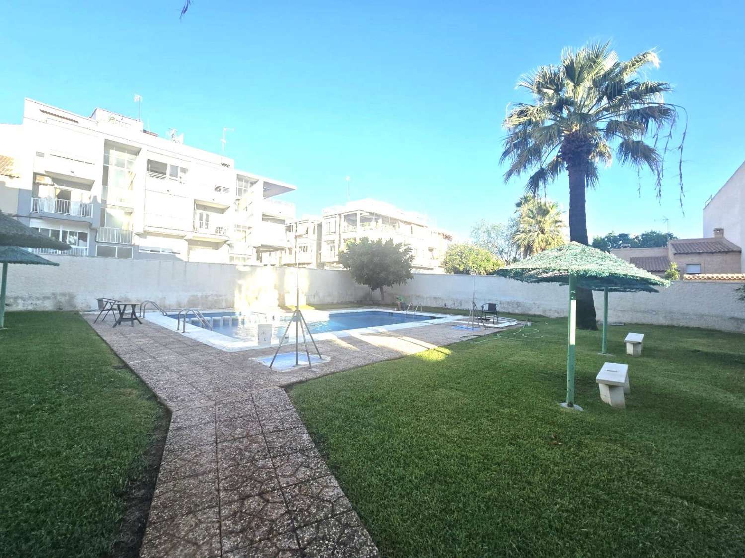 ADOSADO EN ESQUINA CON AMPLIAS TERRAZAS Y PISCINA A 10 MINUTOS DE LAS PLAYAS DEL CURA Y LOS LOCOS