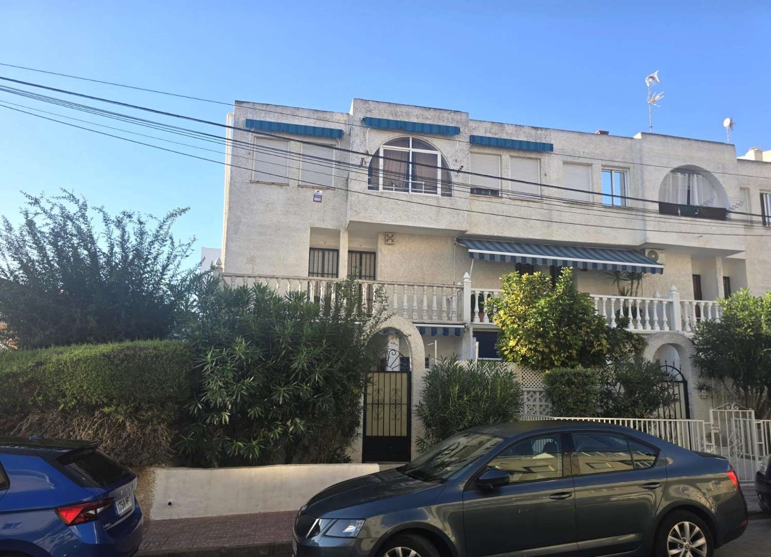 ADOSADO EN ESQUINA CON AMPLIAS TERRAZAS Y PISCINA A 10 MINUTOS DE LAS PLAYAS DEL CURA Y LOS LOCOS