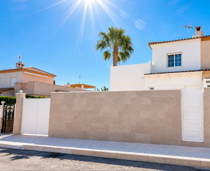 CHALET ADOSADO REFORMADO EN LOS ALTOS CON 3 DORMITORIOS, TERRAZA PRIVADA Y PISCINA COMUNITARIA