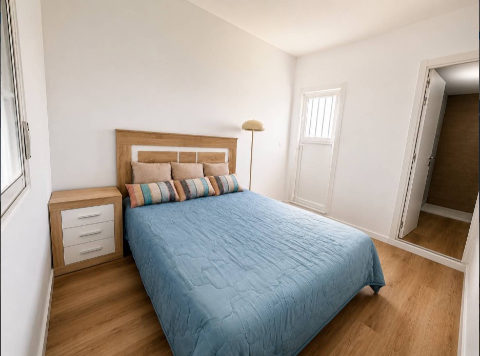 CHALET ADOSADO REFORMADO EN LOS ALTOS CON 3 DORMITORIOS, TERRAZA PRIVADA Y PISCINA COMUNITARIA
