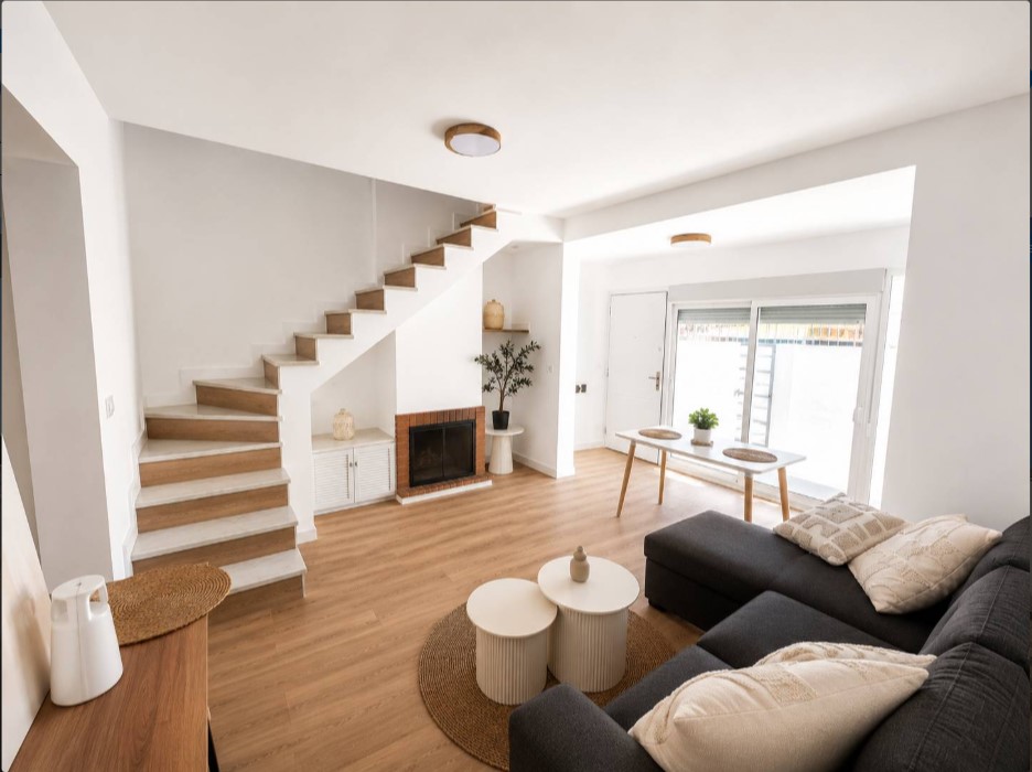CHALET ADOSADO REFORMADO EN LOS ALTOS CON 3 DORMITORIOS, TERRAZA PRIVADA Y PISCINA COMUNITARIA