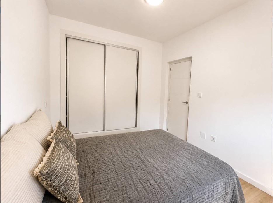 CHALET ADOSADO REFORMADO EN LOS ALTOS CON 3 DORMITORIOS, TERRAZA PRIVADA Y PISCINA COMUNITARIA