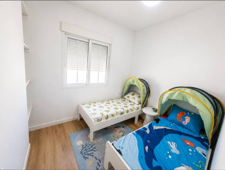 CHALET ADOSADO REFORMADO EN LOS ALTOS CON 3 DORMITORIOS, TERRAZA PRIVADA Y PISCINA COMUNITARIA