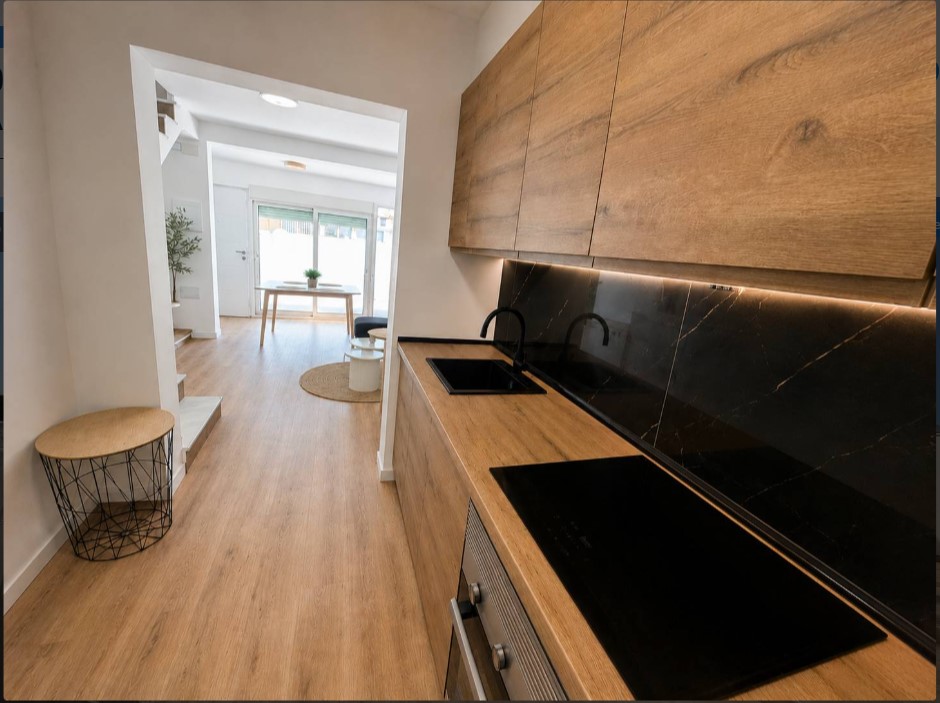CHALET ADOSADO REFORMADO EN LOS ALTOS CON 3 DORMITORIOS, TERRAZA PRIVADA Y PISCINA COMUNITARIA