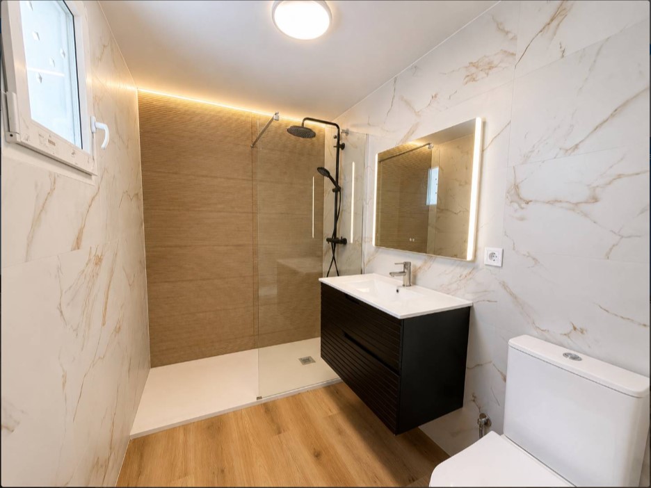 CHALET ADOSADO REFORMADO EN LOS ALTOS CON 3 DORMITORIOS, TERRAZA PRIVADA Y PISCINA COMUNITARIA