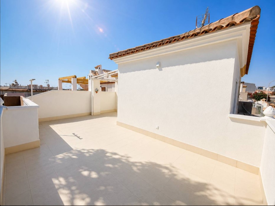 CHALET ADOSADO REFORMADO EN LOS ALTOS CON 3 DORMITORIOS, TERRAZA PRIVADA Y PISCINA COMUNITARIA