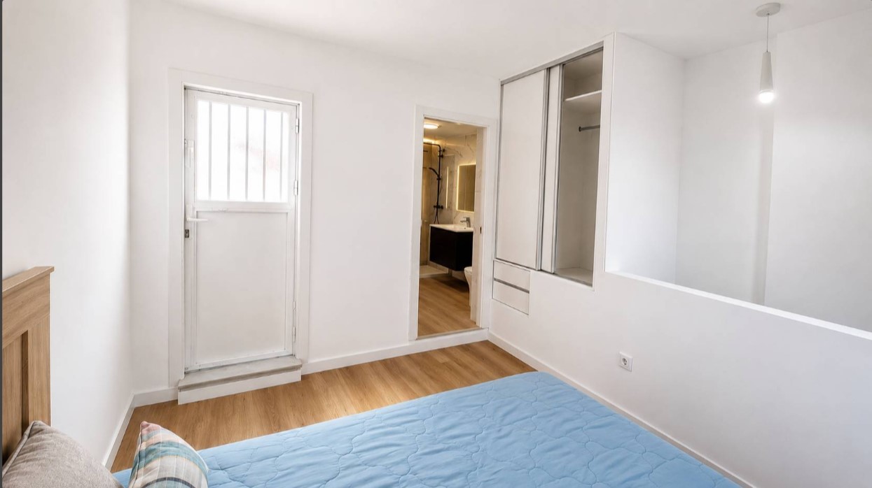 CHALET ADOSADO REFORMADO EN LOS ALTOS CON 3 DORMITORIOS, TERRAZA PRIVADA Y PISCINA COMUNITARIA