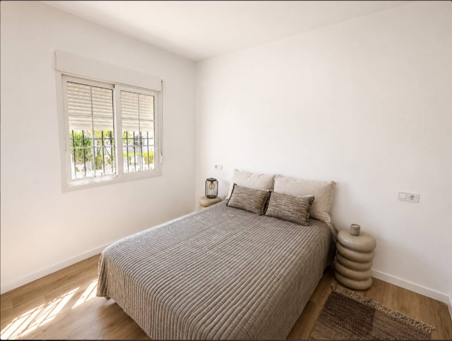 CHALET ADOSADO REFORMADO EN LOS ALTOS CON 3 DORMITORIOS, TERRAZA PRIVADA Y PISCINA COMUNITARIA