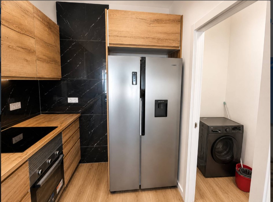 CHALET ADOSADO REFORMADO EN LOS ALTOS CON 3 DORMITORIOS, TERRAZA PRIVADA Y PISCINA COMUNITARIA