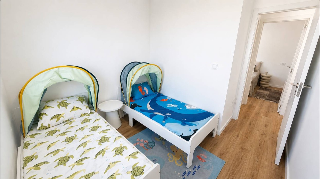 CHALET ADOSADO REFORMADO EN LOS ALTOS CON 3 DORMITORIOS, TERRAZA PRIVADA Y PISCINA COMUNITARIA