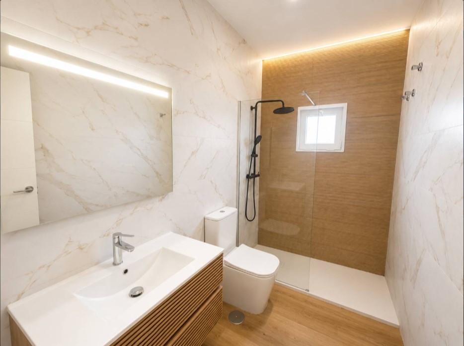 CHALET ADOSADO REFORMADO EN LOS ALTOS CON 3 DORMITORIOS, TERRAZA PRIVADA Y PISCINA COMUNITARIA