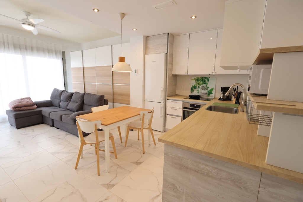CHALET INDEPENDIENTE CON PISCINA PRIVADA, SOLÁRIUM Y 3 DORMITORIOS EN PAU 26, ORIHUELA COSTA