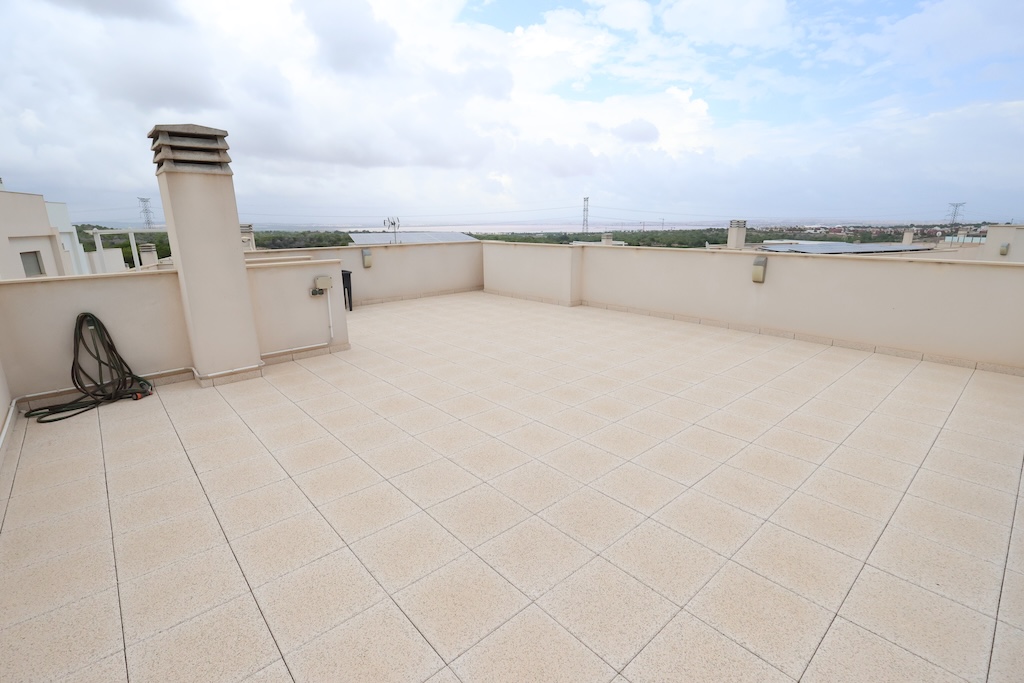 CHALET INDEPENDIENTE CON PISCINA PRIVADA, SOLÁRIUM Y 3 DORMITORIOS EN PAU 26, ORIHUELA COSTA