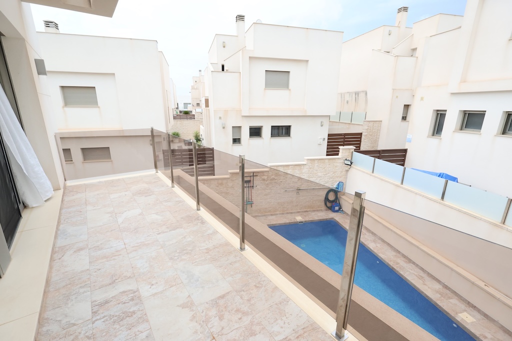 CHALET INDEPENDIENTE CON PISCINA PRIVADA, SOLÁRIUM Y 3 DORMITORIOS EN PAU 26, ORIHUELA COSTA
