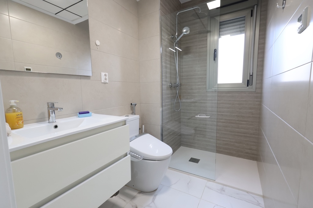CHALET INDEPENDIENTE CON PISCINA PRIVADA, SOLÁRIUM Y 3 DORMITORIOS EN PAU 26, ORIHUELA COSTA