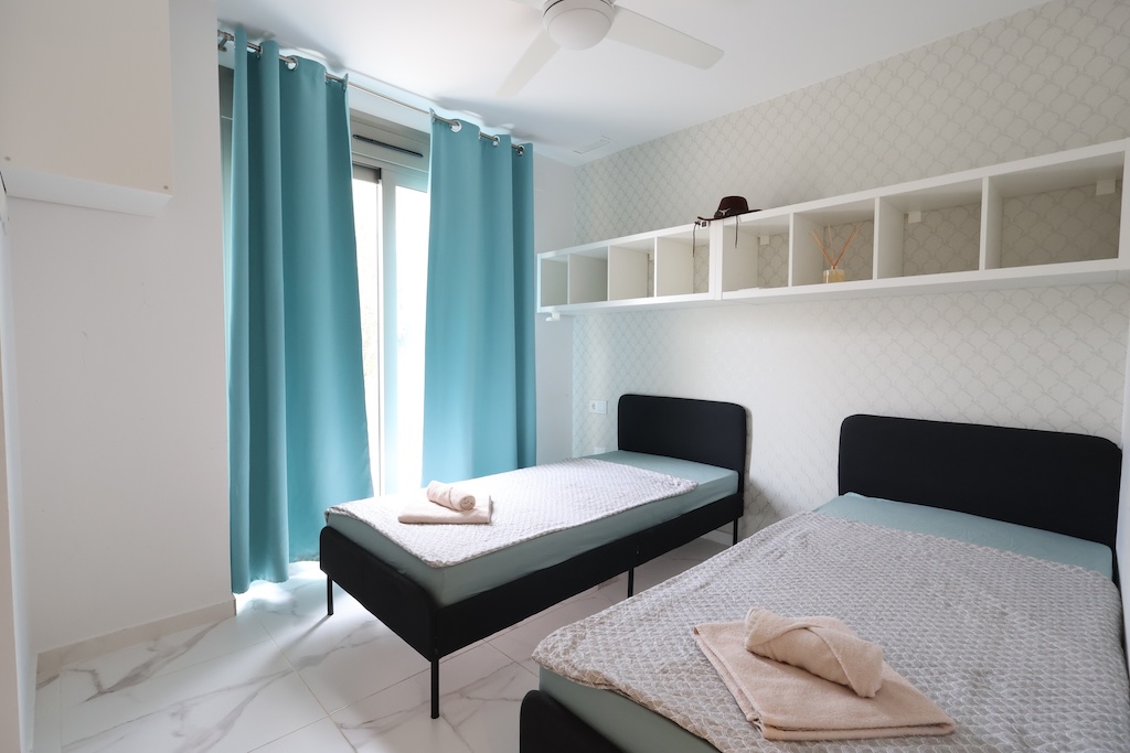 CHALET INDEPENDIENTE CON PISCINA PRIVADA, SOLÁRIUM Y 3 DORMITORIOS EN PAU 26, ORIHUELA COSTA
