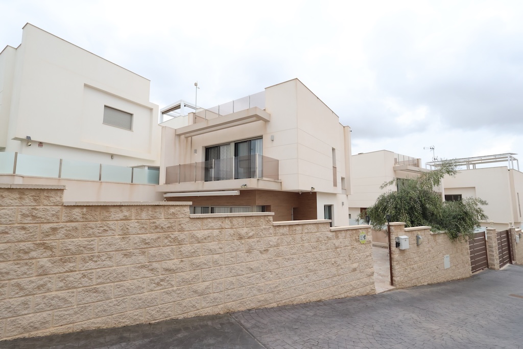 CHALET INDEPENDIENTE CON PISCINA PRIVADA, SOLÁRIUM Y 3 DORMITORIOS EN PAU 26, ORIHUELA COSTA