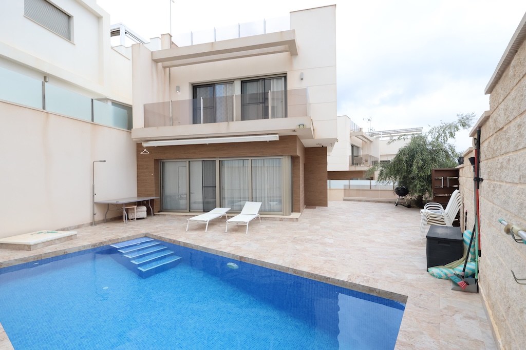 CHALET INDEPENDIENTE CON PISCINA PRIVADA, SOLÁRIUM Y 3 DORMITORIOS EN PAU 26, ORIHUELA COSTA