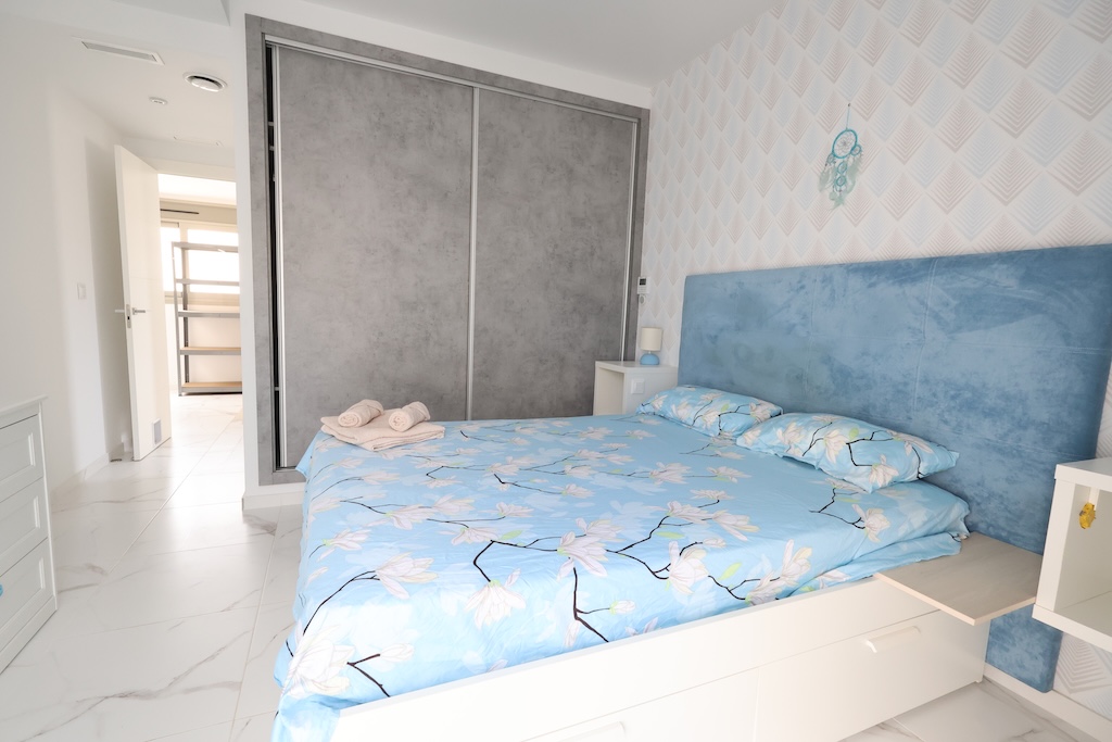 CHALET INDEPENDIENTE CON PISCINA PRIVADA, SOLÁRIUM Y 3 DORMITORIOS EN PAU 26, ORIHUELA COSTA