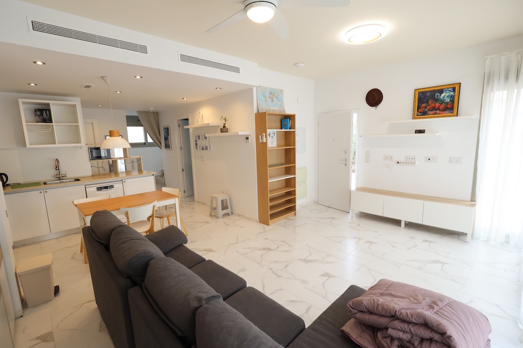CHALET INDEPENDIENTE CON PISCINA PRIVADA, SOLÁRIUM Y 3 DORMITORIOS EN PAU 26, ORIHUELA COSTA