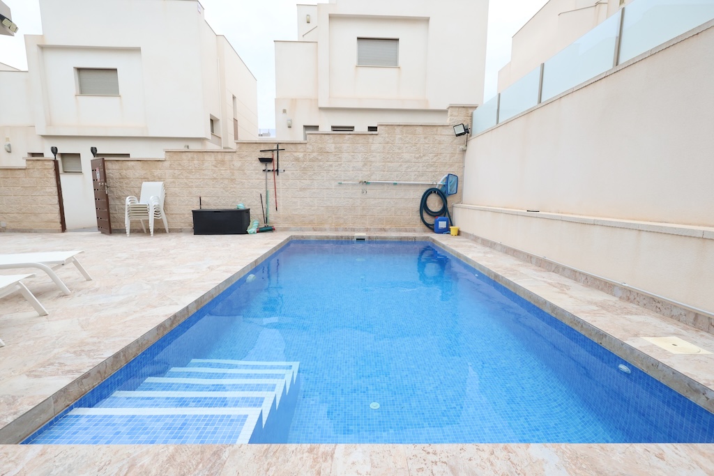 CHALET INDEPENDIENTE CON PISCINA PRIVADA, SOLÁRIUM Y 3 DORMITORIOS EN PAU 26, ORIHUELA COSTA