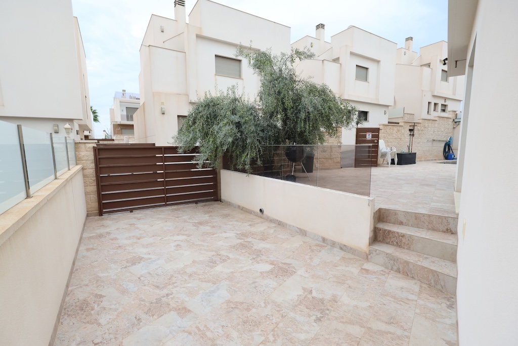 CHALET INDEPENDIENTE CON PISCINA PRIVADA, SOLÁRIUM Y 3 DORMITORIOS EN PAU 26, ORIHUELA COSTA